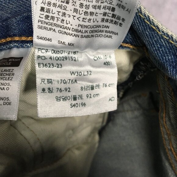 Levis Men 501 Original Fit Blue Jeans size 30x32 Distressed Destroyed Light Wash - Picture 8 of 16